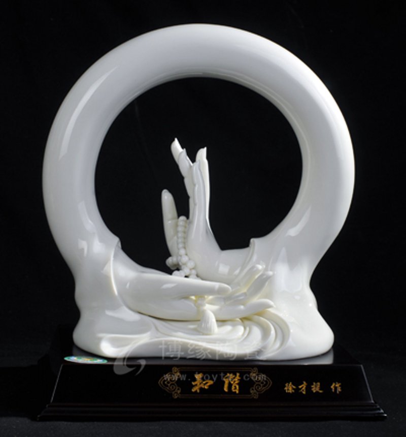 在众多陶瓷工艺品中,德化白瓷以其细腻温润的质地、精湛的手工技艺备受青睐。作为一家专注于德化白瓷生产的厂家,恒馨陶瓷致力于提供各种高质量的摆件产品。今天我们就来一起看看陶瓷摆件品牌排行榜前十名,带你了解这些经典品牌的魅力所在。